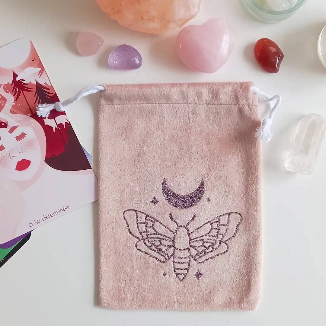 Sac à Oracle ou Tarot en Velours Vieux Rose Illustration Papillon de Nuit