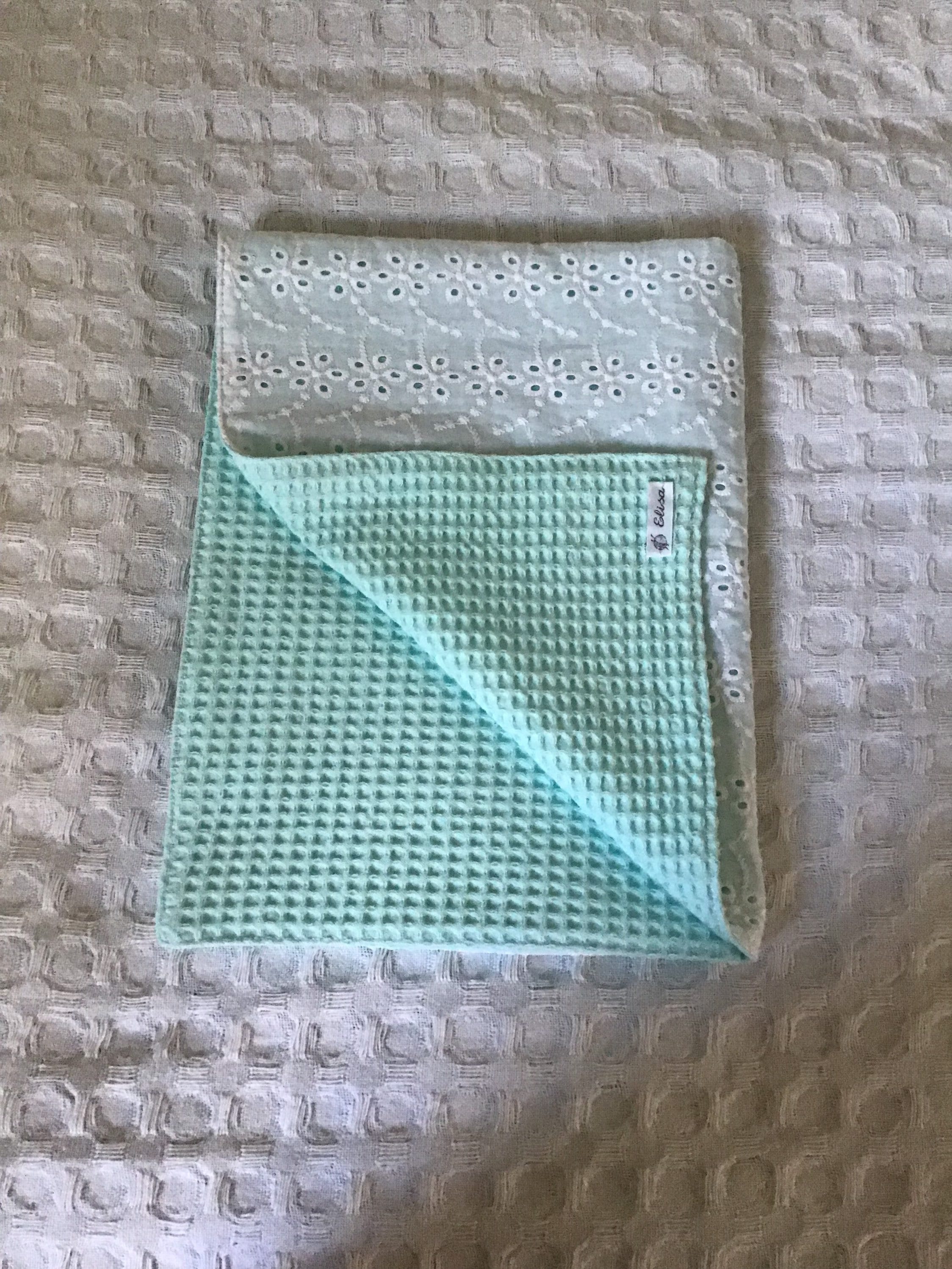 Couverture Bébé Légère en Coton Réversible Fait Main Broderie Anglaise Vert et Blanc Landau Poussett