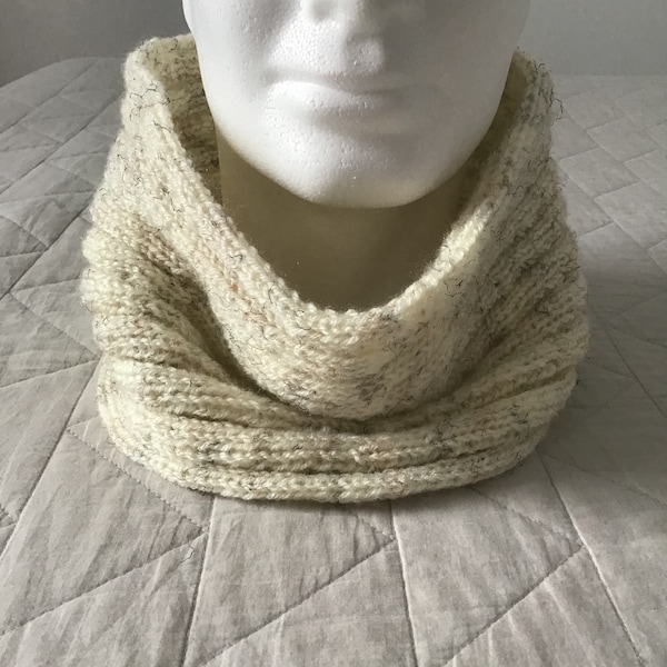 Snood Tricoté Main « écru chiné » en côtes 4/4 Doux et Souple