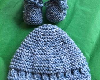 Bonnet et chaussons bleu ciel