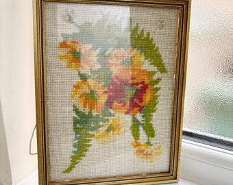 ヴィンテージの手刺繍フレーム付き花柄タペストリー、カラフルな植物モチーフのニードルポイント