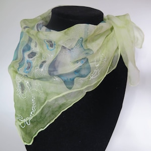 4-101 Sciarpa quadrata in chiffon di seta &quot;Blue Mushroom&quot;, sciarpa in chiffon di seta dipinta a mano, verde, blu, viola e bianco.