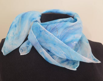 2-108 « Aqua » Foulard carré en soie, foulard en soie peint à la main, bleu, blanc, argent.