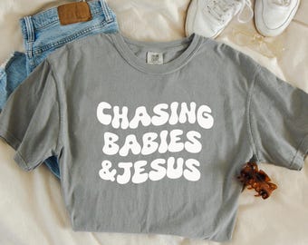 Camiseta "Chasing Babies Jesus" – Camiseta para Mães Fiéis, Blusa para Mães Cristãs