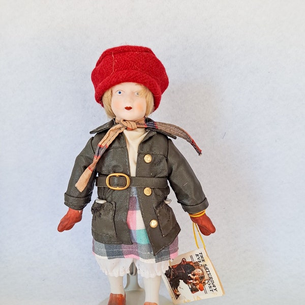 Norman Rockwell Porcelain Doll / Ornament, 8 » de haut, Dave Grossman design, Danbury Mint, Red beret, jupe à carreaux