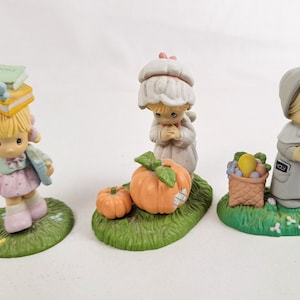 Miniature 1989 Precious Moments Figurine dalla Collezione Compleanno Settembre Ottobre Novembre