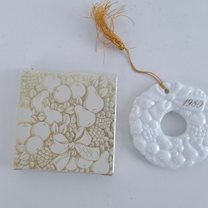Vintage Avon Weiß Glasierte Keramik Kranz Ornament 14kt Gold 1980 in Original Box