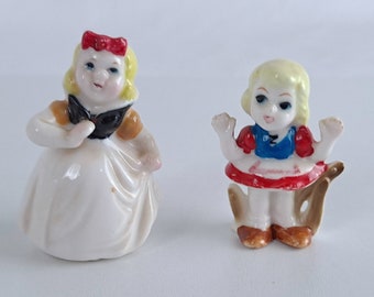 Vintage Miniatur Bone China Little Blonde Mädchen Figur, entzückend! Teeny Tiny Figur in ausgezeichnetem Zustand