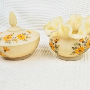 Juego de tocador de vidrio Fenton, juego de tocador de vidrio color crema, plato cubierto y cuenco acanalado