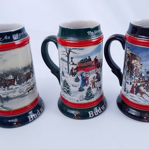 Budweiser Holiday Beer Steins Artista Susan Sampson 1990 Una tradición americana, 1991 Lo mejor de la temporada, 1992 Una Navidad perfecta