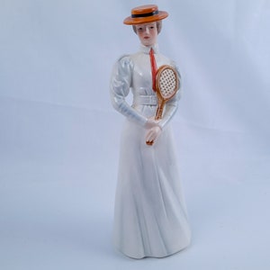 Vintage Goebel Hummel Porzellan Viktorianische Dame Tennisspieler Figur “Centre Court 1903”