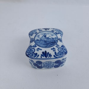 Delft Blue Windmill Trinket Box or Pillbox, Delfts Blauw Holland No 552, Handpainted