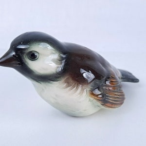 Vintage Hummel Goebel Sparrow Bird Porcelain Figurine 2 1/2&quot; tall ad 4 1/2 inches long, Excellent condition