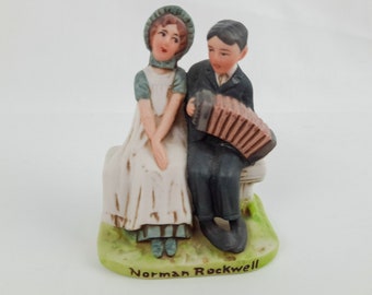 Norman Rockwell "Lovers" Porzellan Figur, Samstag Abend Post, NR207, 30 Aug 1924, 1979 S.E.P. 7,5 cm groß