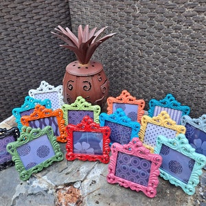 Mini marcos de fotos, diseño de desplazamiento de fotos de 2,5 x 2, pequeños marcos barrocos, colores brillantes divertidos, lima, naranja, morado, rojo, rosa, verde, coral