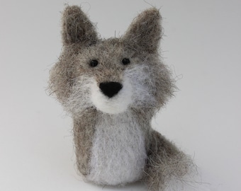 Lobo; Lobo gris; Lobo gris hecho a mano en fieltro con aguja; Lobo del bosque