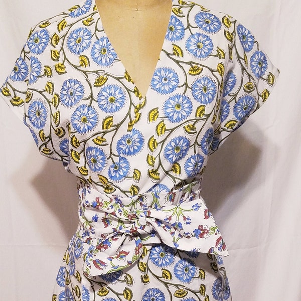 Blaues Blumendruck Wickelkleid mit kontrastreichem breiten Gürtel. Vintage 60er Jahre Reproduktion im indischen Blockdruck