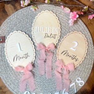 Cartes d'étape interchangeables avec ruban de dentelle en bois, plaque nominative personnalisée, étape importante du mois pour bébé, chambre de bébé, cadeau de baby shower