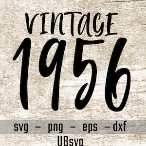 Puede incluir: Texto Vintage 1956 en fuente de letra cursiva negra sobre un fondo de madera.