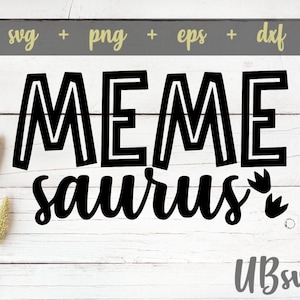 Puede incluir: Diseño gráfico en blanco y negro con el texto "MEME saurus" y tres huellas de dinosaurio. El diseño está sobre un fondo de madera blanca.