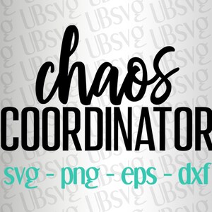 Può includere: Progettazione grafica di testo in bianco e nero che recita "chaos coordinator" con la parola "chaos" in un font corsivo. Il testo è su uno sfondo bianco con un motivo ripetitivo delle lettere "UBS" e "SVG". Sotto il testo c'è la frase "svg - png - eps - dxf" in turchese.