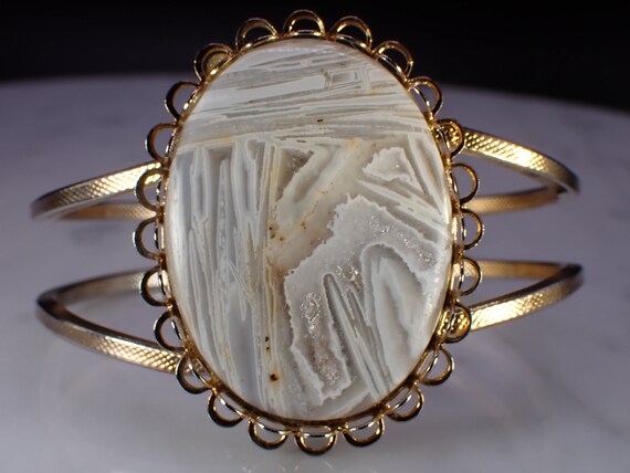 Beautiful Vintage Gold Tone Oval Agate Clamper Ba… - image 3