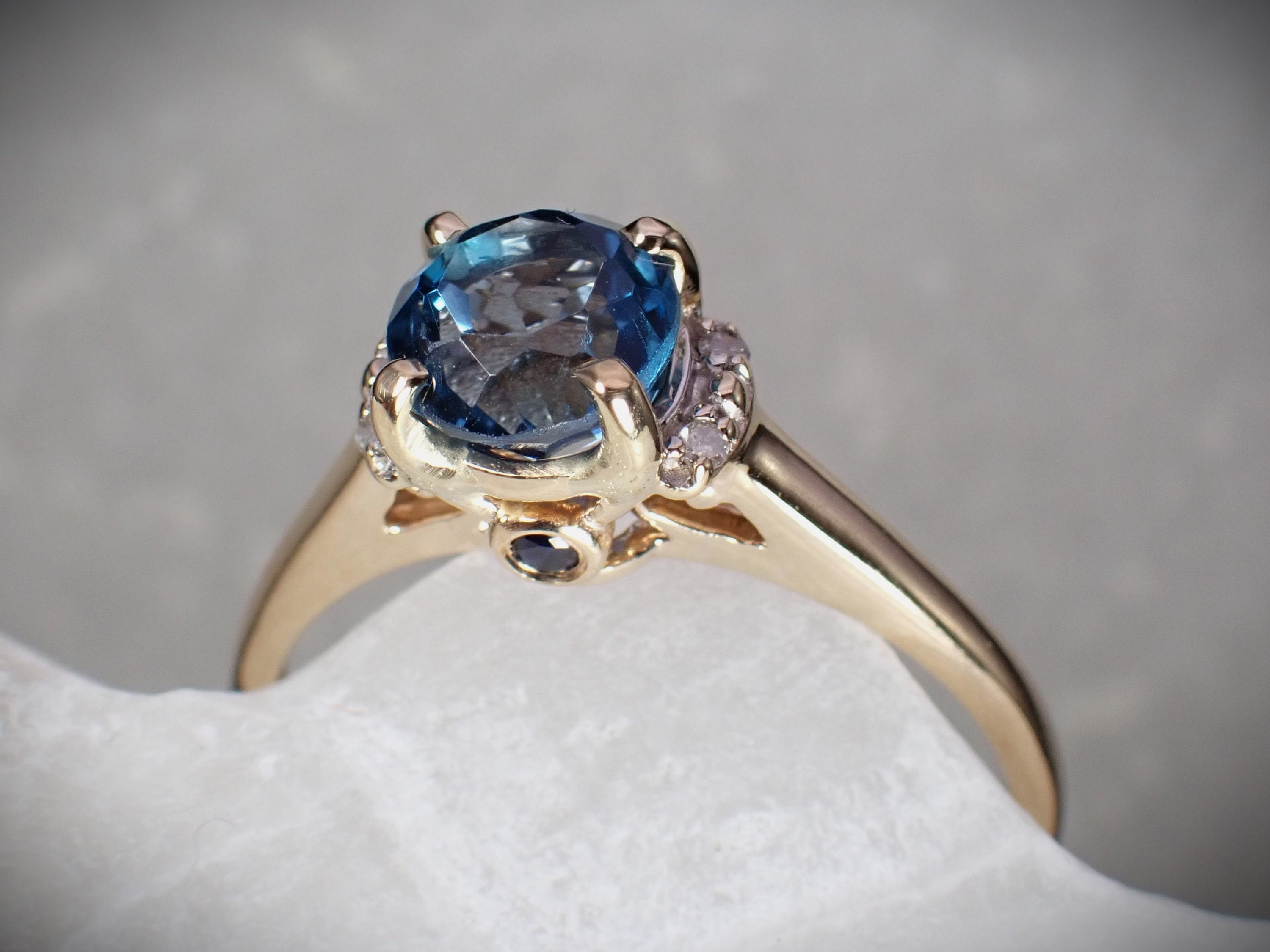 ダイヤモンド付きラウンドスイスブルートパーズソリティアVベールペンダント|14Kイエローゴールド|彼女の為にジュエリーギフト並行輸入