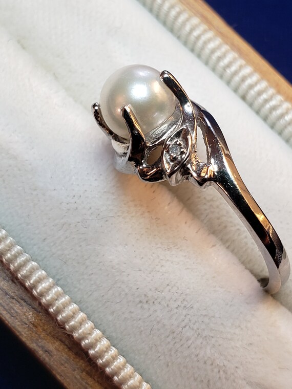 Vintage 10K Diamond And Pearl Ring - image 3