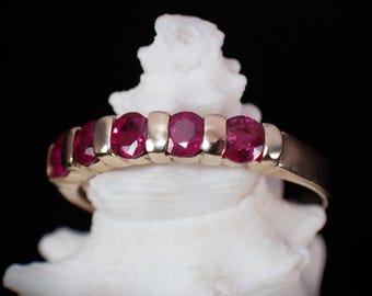 Anillo minimalista vintage de oro amarillo de 14 quilates con rubí natural