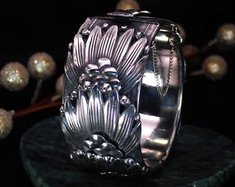 1-3/8" Wide Silver Tone Palm Frond Floral Hinged Bangle Bracelet