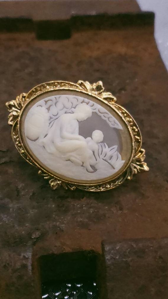 Vintage Glass Carved Cameo Scene Brooch - image 7