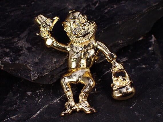 Unsigned Vintage Gold Tone Wiggle Leprechaun Broo… - image 1