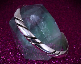 Personligt vintagearmband i massivt 950 silver från 1940-talet med enkel linjär design, unisex manschett