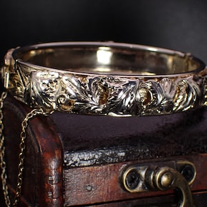 1/2&quot; Wide Gold Tone Victorian Style Leaf Repousse Hinged Bangle Wedding Bracelet