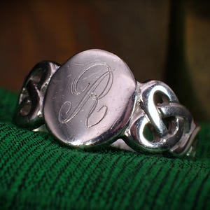 Anel vintage masculino de prata esterlina com monograma e nó celta e letra "R"