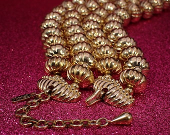 Collier Vintage Monet En Métal Doré Laqué Beige - Pendente Feuille, Style Années 70, Occasion - Bijou Ancien Et élégant