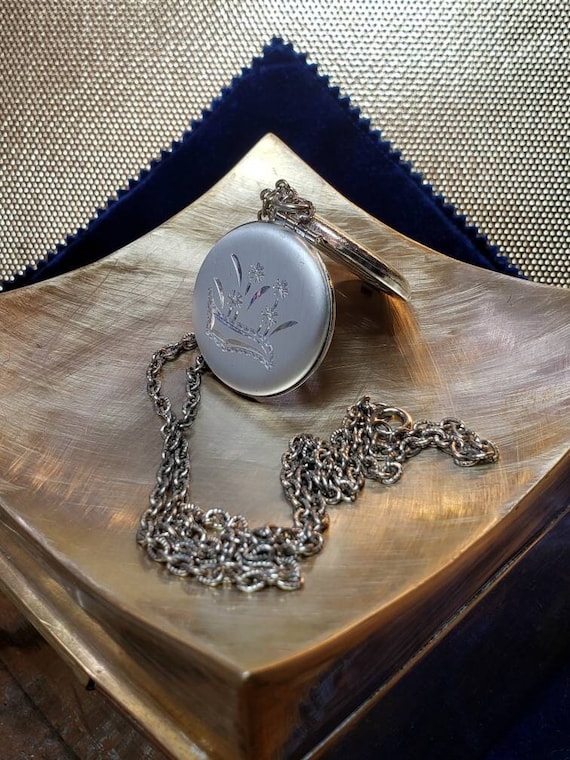 vintage daisy locket Gem