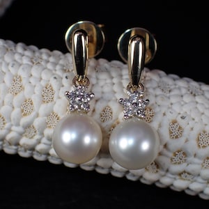 Vintage 14K Yellow Gold Cultured Saltwater Pearl Diamond Minimalist Dangle Earrings
