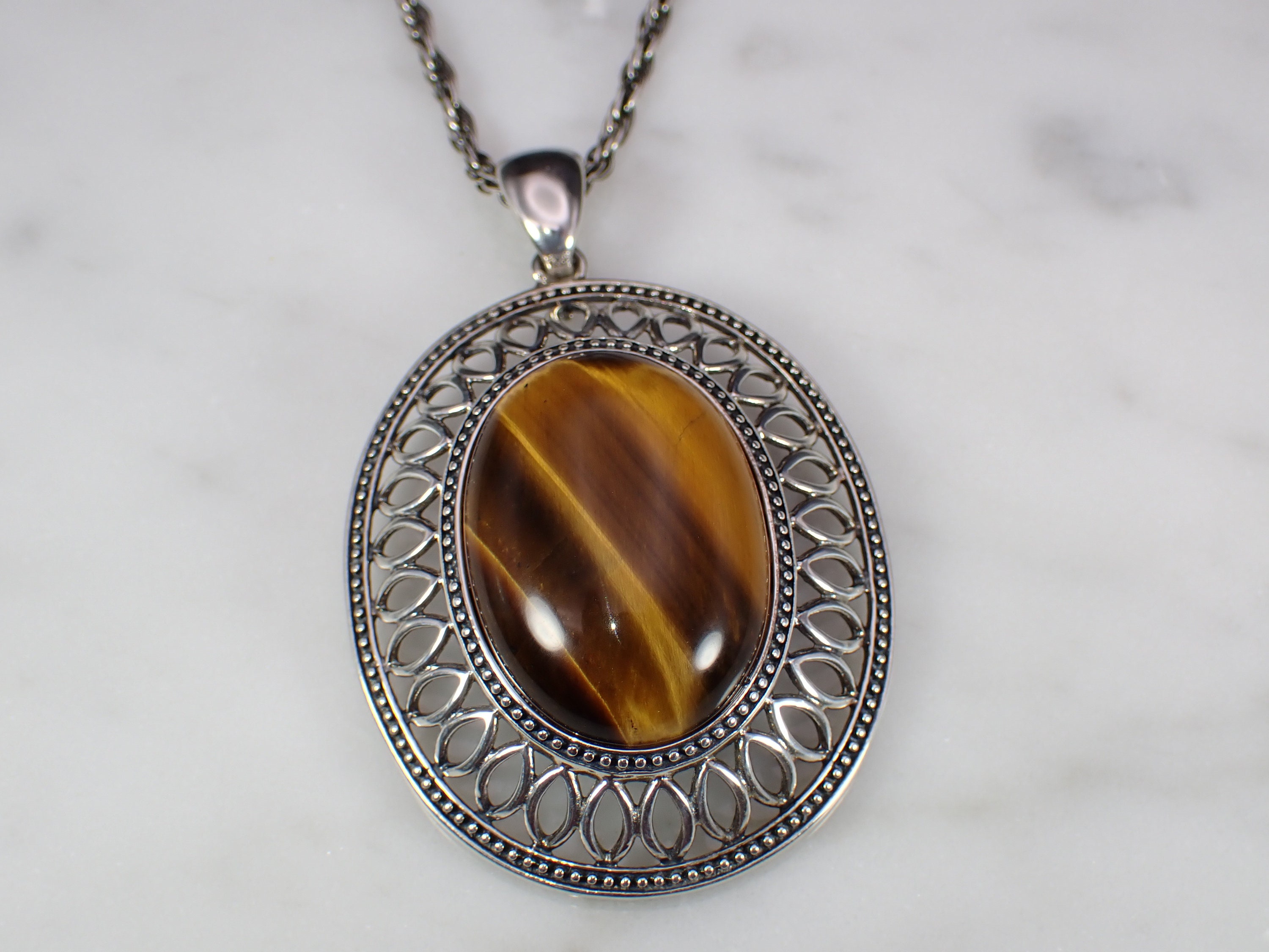 Pendentif Vintage En œil De Tigre Forme Ovale – Monture Argentée, Occasion
