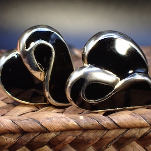 1980&#39;s Throwback Vintage Unsigned Gold & Black Retro Stylized Heart Clip-On Earrings