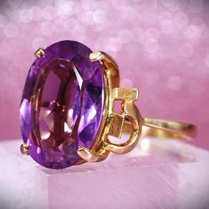 Anillo de cóctel con amatista ovalada enorme en oro amarillo de 18 quilates