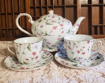 Theepot met vlinder en delicate bloemen, speciale plaats / deksel 2 theekopjes met schoteltjes