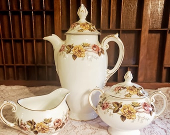 Tetera, lechera y azucarero de porcelana fina Swansea con diseño de rosas y vides.