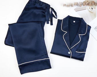 Marineblauwe, zuivere zijden unisex pyjamaset met lange mouwen