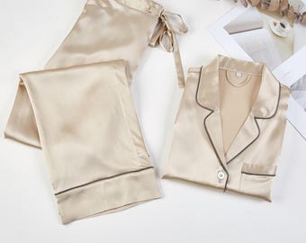 Beige uniseks pyjamaset van pure zijde met lange mouwen