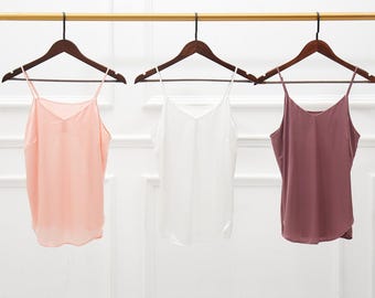 Camisola de seda de morera pura hecha a medida con estampado de pétalos / Top de tirantes finos de seda charmeuse con escote en V / Colección Soar