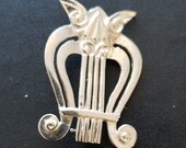Alfred Sung sterling silver harp brooch
