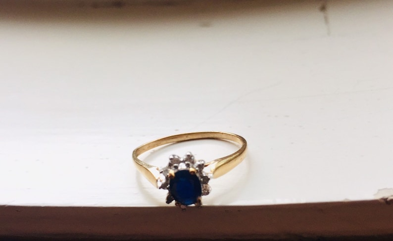 Lady Diana style sapphire and diamond 10 kt yellow gold ring