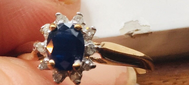 Lady Diana style sapphire and diamond 10 kt yellow gold ring