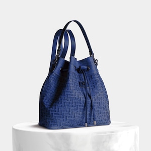 Mochila de corcho azul, Mochila de mujer en corcho, Bolso de corcho con detalle de piel, Mochila tipo cubo, Bolso de viaje mujer